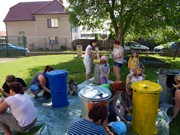 Společné odpoledne rodičů a dětí - natírání popelnic